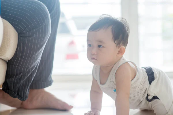 Petit garçon rampant vers son père . — Photo