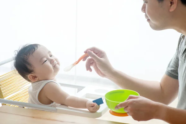 Pai alimentando alimentos para bebês . — Fotografia de Stock