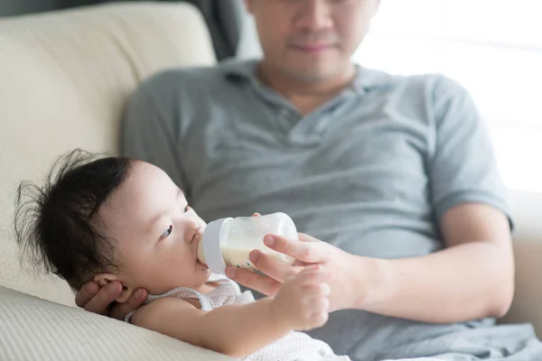 Father bottle feed milk to child. — Stock Photo, Image