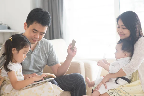 Família asiática compras online — Fotografia de Stock