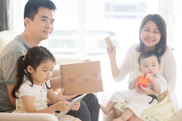 Familia asiática compra en línea — Foto de Stock