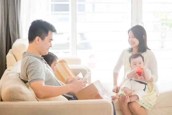 Chinese people scanning QR code — Stock Photo, Image