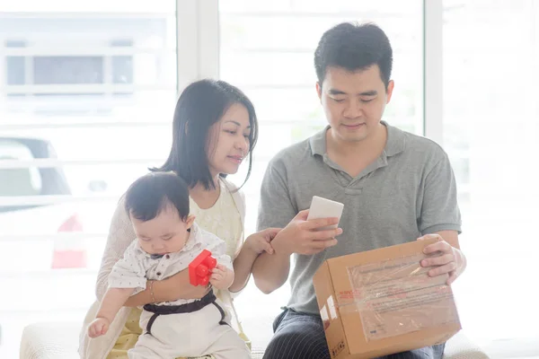 Chinese adult scanning QR code — Stock Photo, Image