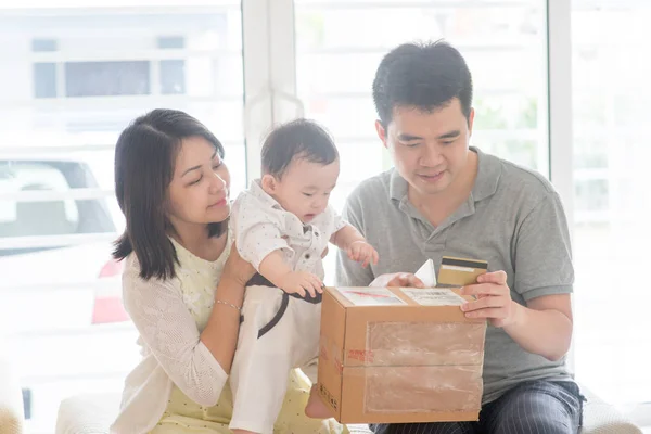 온라인 쇼핑 및 택배 배달 — 스톡 사진