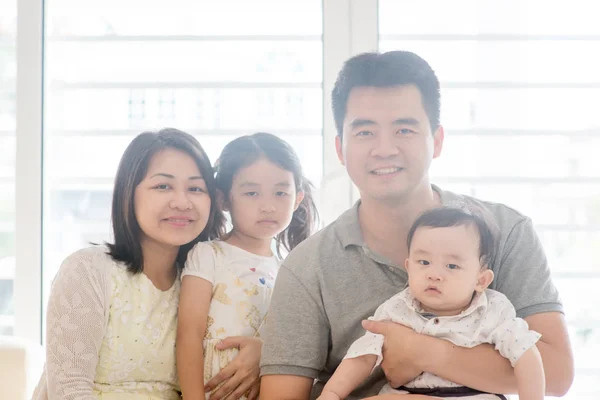 Азиатский семейный портрет — стоковое фото