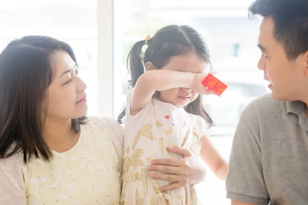 Genitori confortanti pianto bambino — Foto Stock