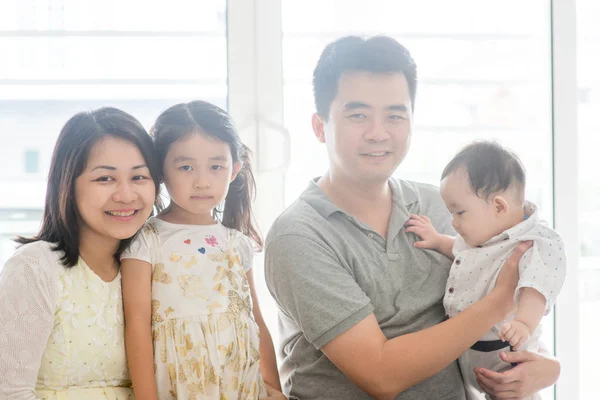 Portait de família asiática — Fotografia de Stock