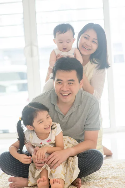 Feliz asiática familia piggy espalda — Foto de Stock