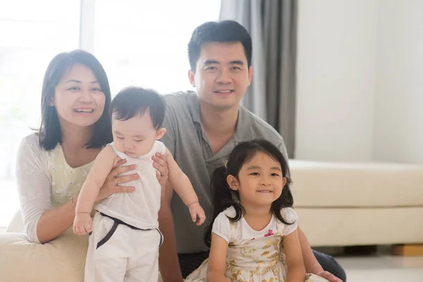 Porträtt av lycklig asiatisk familj — Stockfoto