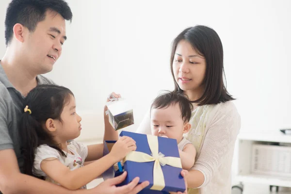 Asiatisk familj och nuvarande box — Stockfoto