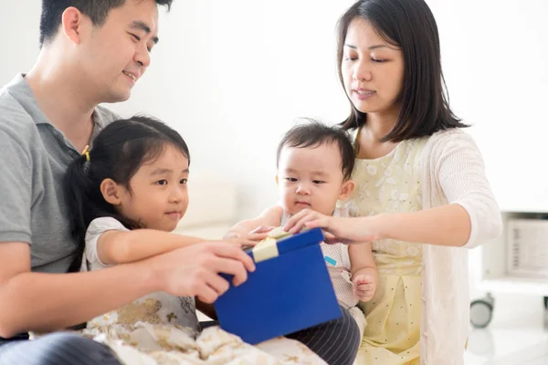 Asiatische Familie und Geschenk-Box — Stockfoto