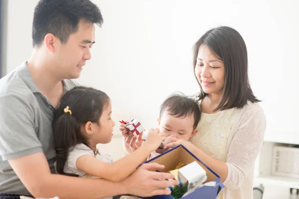 Azjatycka rodzina i Boże Narodzenie prezent — Zdjęcie stockowe