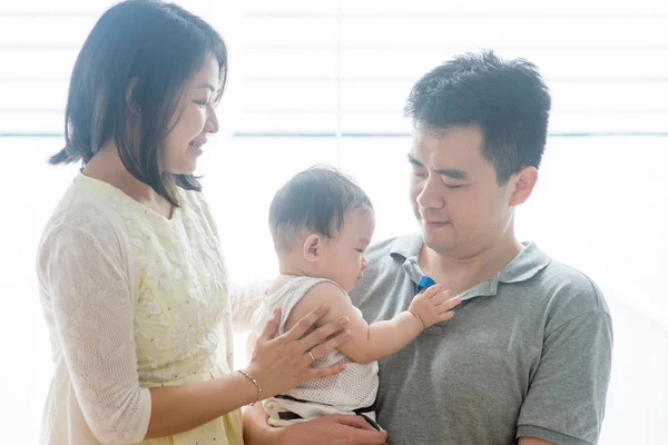 Asiatiques parents et bébé fils — Photo