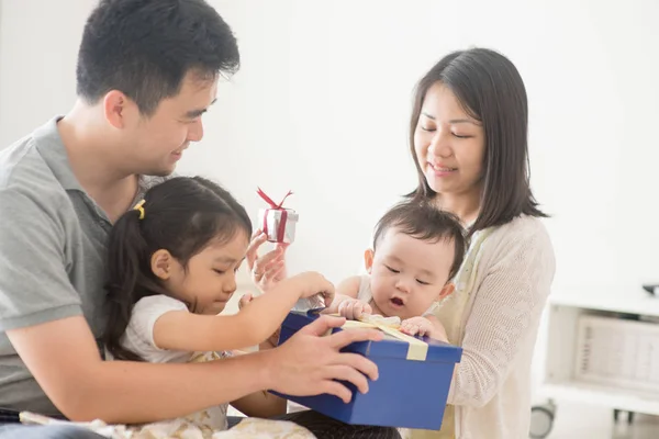 Família asiática feliz e caixa de presente — Fotografia de Stock