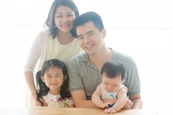 Piękne Azjatki rodziców i dzieci — Zdjęcie stockowe