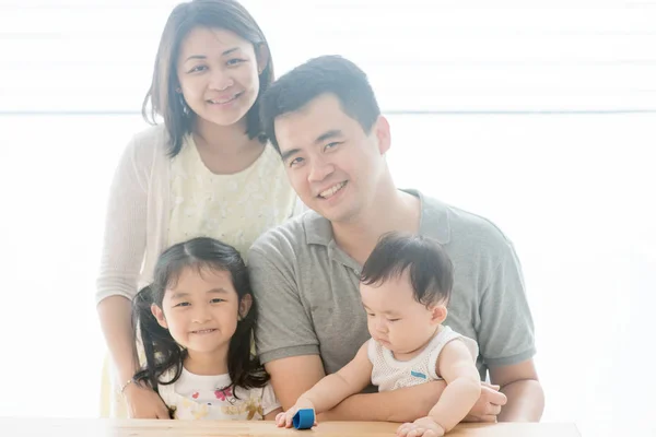 Hermoso retrato de familia asiática — Foto de Stock