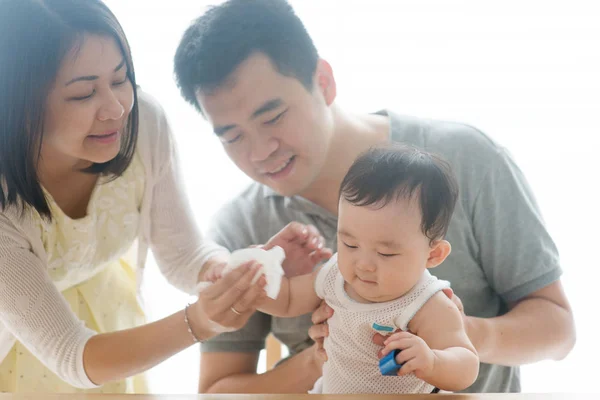 Limpa a mão do bebê com tecido — Fotografia de Stock