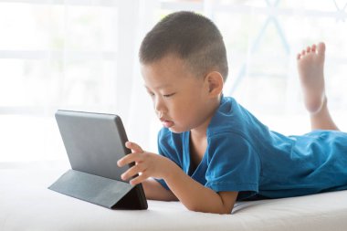 Tablet için bağımlısı çocuk.