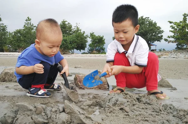 Niños jugando arena en la playa —  Fotos de Stock