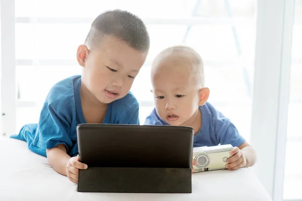Kinderen verslaafd aan Tablet PC. — Stockfoto