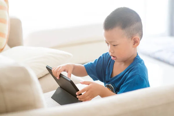 Criança jovem viciada em tablet . — Fotografia de Stock