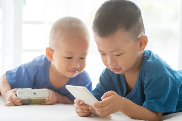 Jonge kinderen verslaafd aan smartphone. — Stockfoto