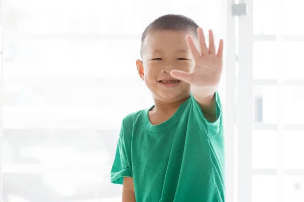 Speelse jongen hoge vijf tonen — Stockfoto