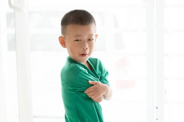 Aziatische jongen grimassen — Stockfoto