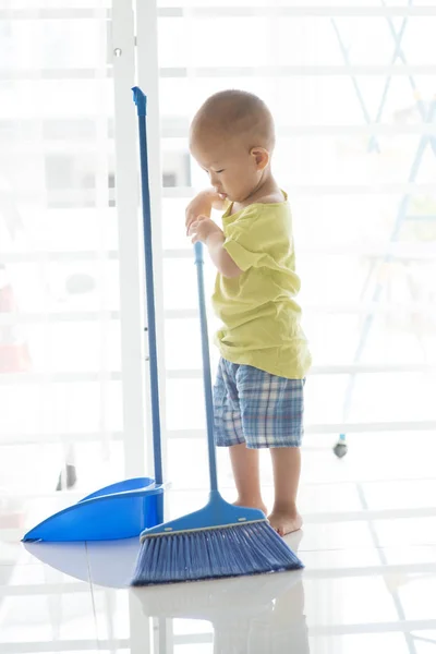 Young kid sweeping floor — Stock Photo, Image