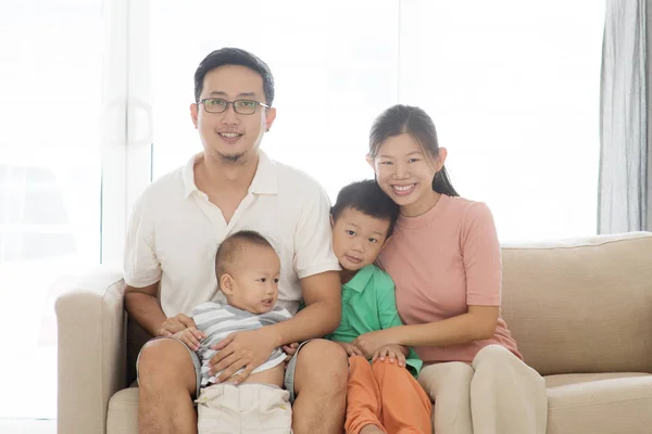 Asijské rodinný portrét — Stock fotografie