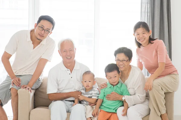 Retrato de família feliz multi gerações — Fotografia de Stock