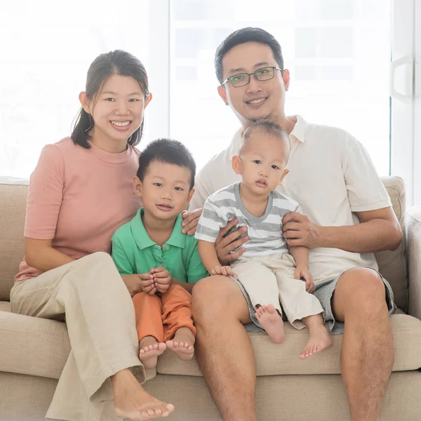 快乐的亚洲家庭 — 图库照片