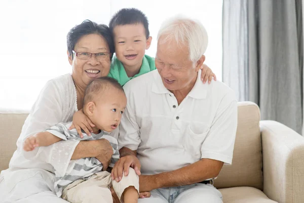 Asiatische Großeltern und Enkel — Stockfoto