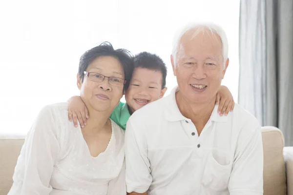 Abuelos asiáticos y nieto —  Fotos de Stock