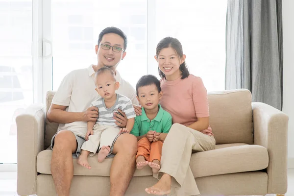 Glad asiatiska familjeporträtt — Stockfoto