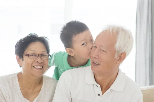Nipote baciare nonni — Foto Stock
