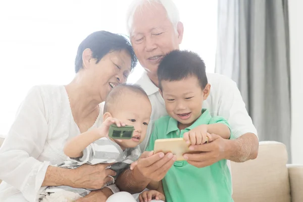 Grootouders en kleinkinderen selfie met smart phones — Stockfoto