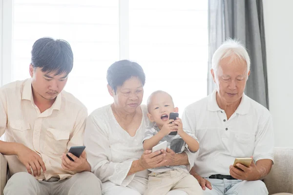 Smartphone addicted family — Stock Photo, Image