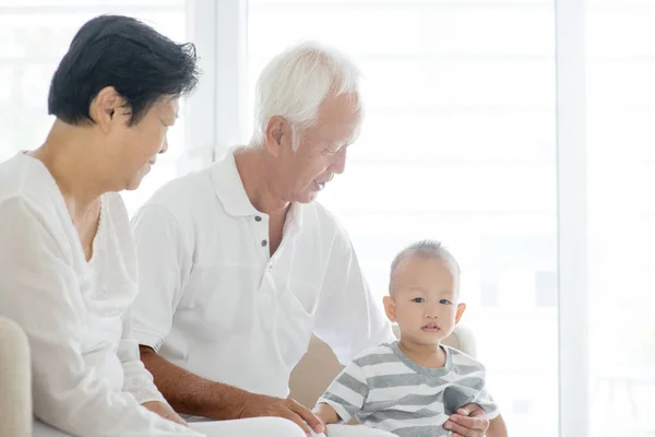 Grandparents and grandson at home — Stock Photo, Image