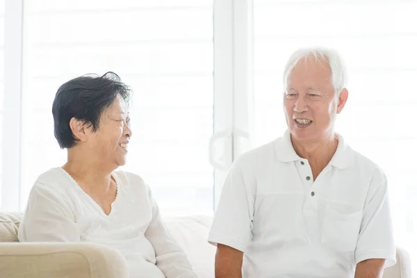 Yaşlı çift evde konuşmak — Stok fotoğraf