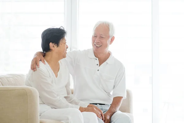 Pareja de edad en casa — Foto de Stock