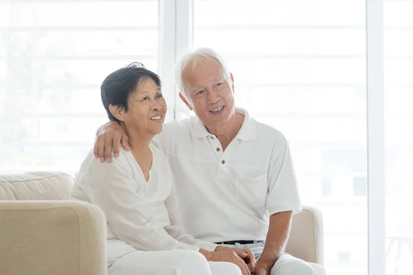 Vieux couple à la maison, regardant ailleurs — Photo