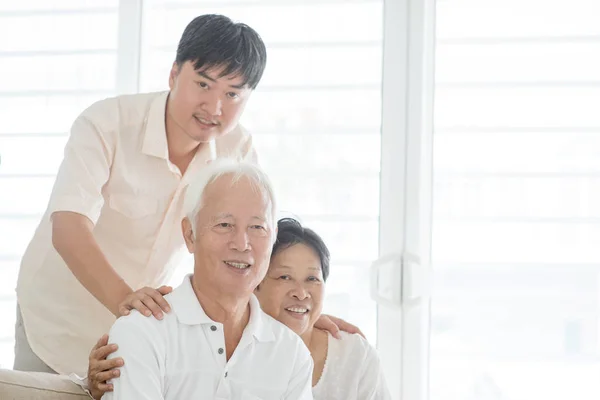 Aziatische volwassen zoon en oude ouders thuis — Stockfoto