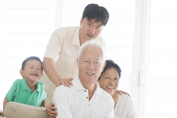 Azjatycki portret rodziny w domu — Zdjęcie stockowe