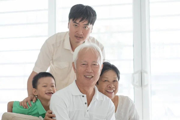 Porträt einer asiatischen Familie zu Hause — Stockfoto