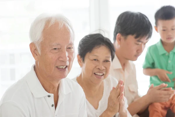 Aziatische en gelukkige familie klappen handen thuis — Stockfoto