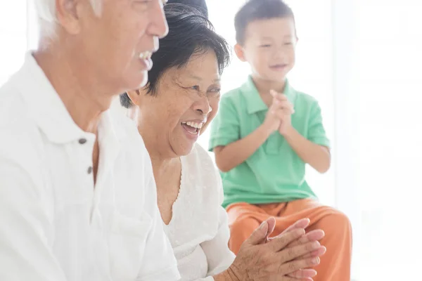 박수를 치고 행복 한 아시아 가족 — 스톡 사진