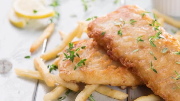 Fiskfilé med pommes frites — Stockvideo