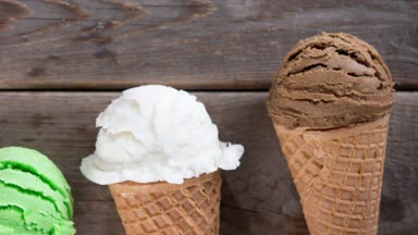 Çikolata, vanilya, matcha ve çilekli dondurma