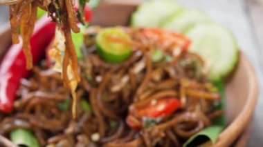 Baharatlı kızarmış noodle